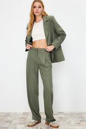 High-waist tailored fit
	•	Straight-leg silhouette
	•	Subtle pleat detailing
	•	Versatile olive green shade
	•	Premium tailoring, made in Turkey
