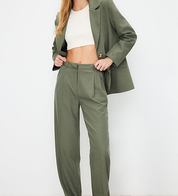 High-waist tailored fit
	•	Straight-leg silhouette
	•	Subtle pleat detailing
	•	Versatile olive green shade
	•	Premium tailoring, made in Turkey
