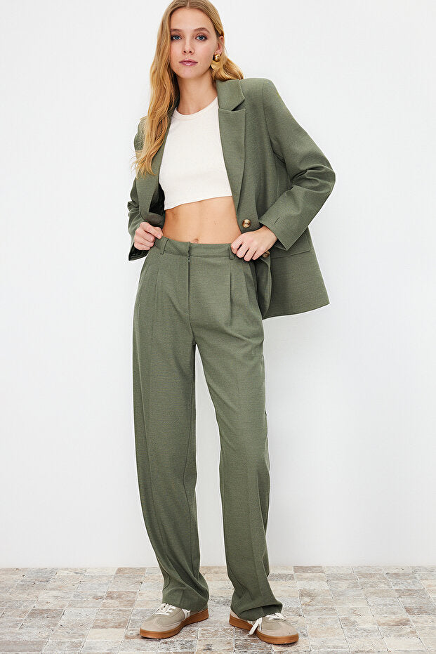 High-waist tailored fit
	•	Straight-leg silhouette
	•	Subtle pleat detailing
	•	Versatile olive green shade
	•	Premium tailoring, made in Turkey
