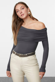 Grey off-shoulder asymmetric long sleeve ribbed top on model – AtikaStyle”
