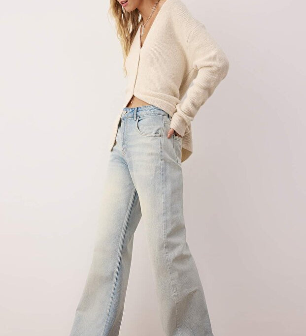 Classic light blue wash
	•	Straight-leg silhouette
	•	Mid-rise fit
	•	Timeless, versatile style
	•	Crafted in Turkey with premium denim
