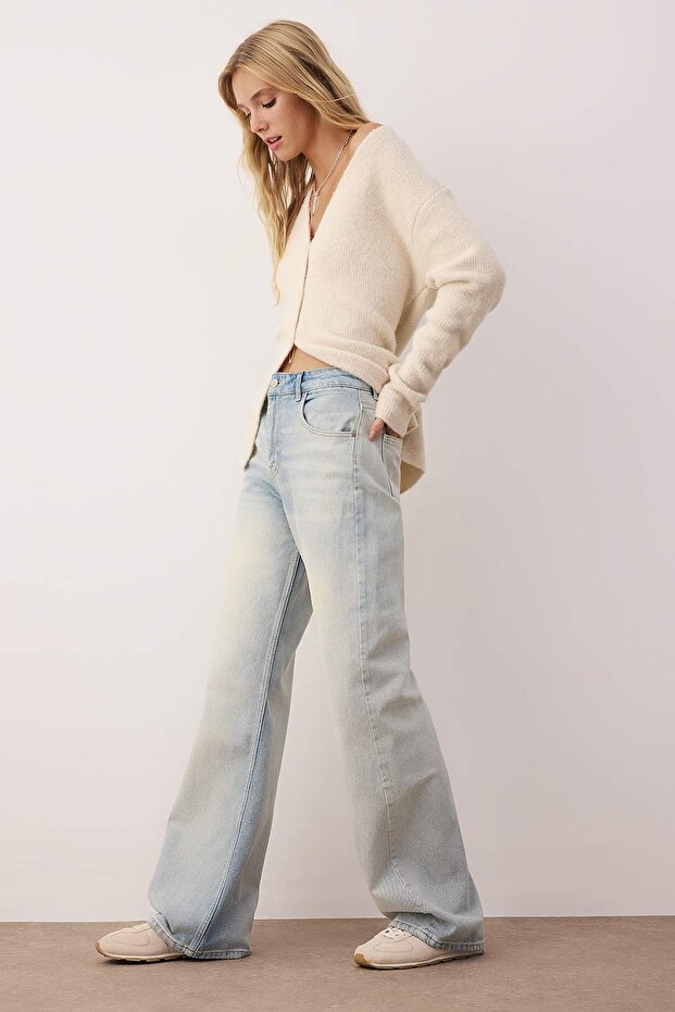 Classic light blue wash
	•	Straight-leg silhouette
	•	Mid-rise fit
	•	Timeless, versatile style
	•	Crafted in Turkey with premium denim
