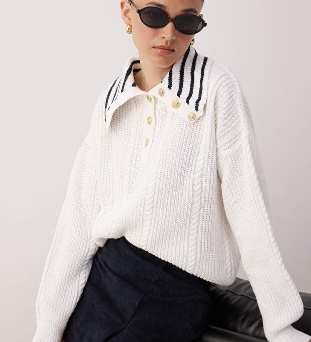 	•	White knit sweater with striped collar and gold buttons – AtikaStyle
	•	Women’s cable knit sweater with nautical collar
	•	Classic knit pullover outfit
