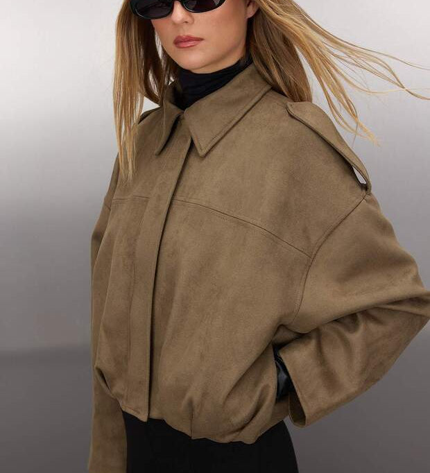 •	Khaki oversized suede-effect jacket – AtikaStyle
	•	Utility-inspired khaki jacket for women – AtikaStyle
	•	Suede-effect oversized jacket outfit – AtikaStyle
