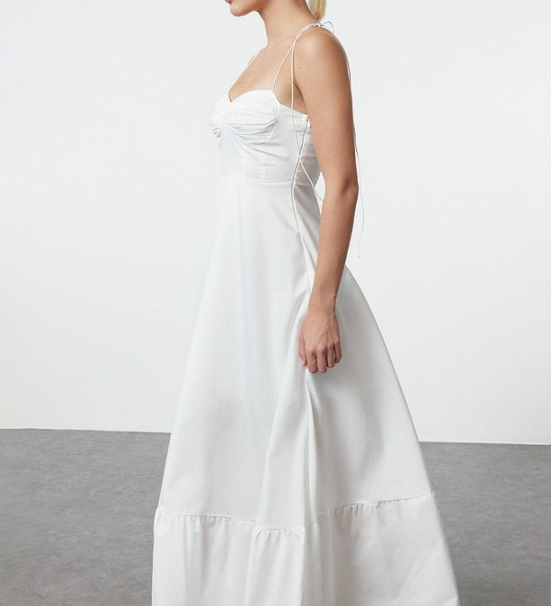 Shop the Atikastyle White Bustier Maxi Slip Dress – a timeless spaghetti strap gown perfect for summer, bridal showers, vacations, and elegant evening wear.
