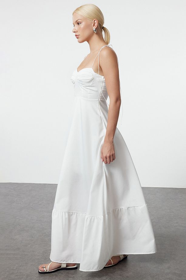 Shop the Atikastyle White Bustier Maxi Slip Dress – a timeless spaghetti strap gown perfect for summer, bridal showers, vacations, and elegant evening wear.
