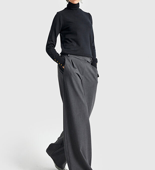 Elevate your wardrobe with these charcoal wide-leg trousers. A high-waist, tailored design that blends polished sophistication with relaxed streetwear edge.
