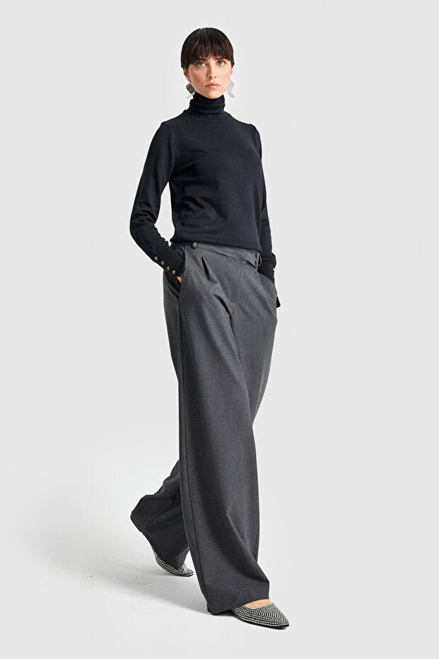 Elevate your wardrobe with these charcoal wide-leg trousers. A high-waist, tailored design that blends polished sophistication with relaxed streetwear edge.

