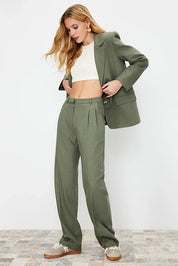 Olive green tailored pants straight-leg – AtikaStyle
	•	High-waist olive trousers for women – AtikaStyle
	•	Relaxed straight-leg pants in olive green – AtikaStyle