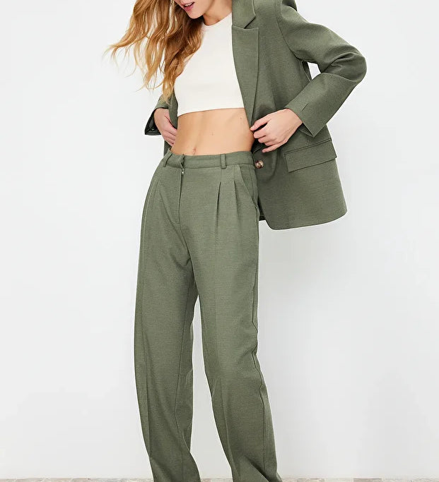 Olive green tailored pants straight-leg – AtikaStyle
	•	High-waist olive trousers for women – AtikaStyle
	•	Relaxed straight-leg pants in olive green – AtikaStyle
