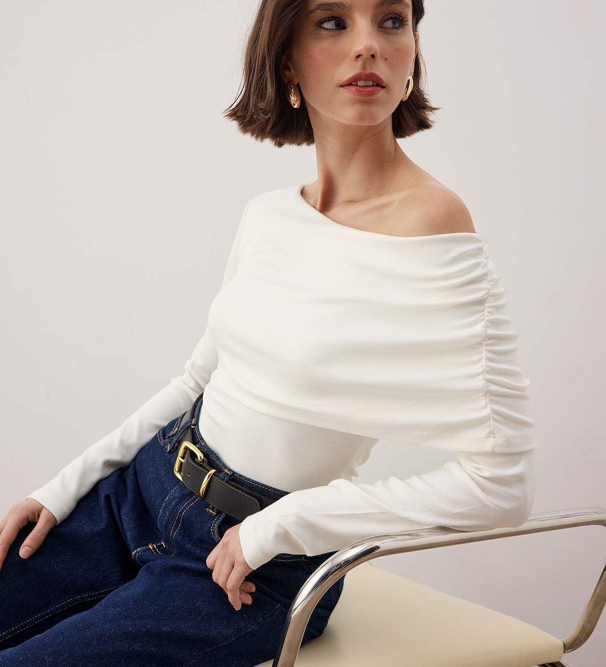  White off-shoulder asymmetric long sleeve ribbed top on model – AtikaStyle”

