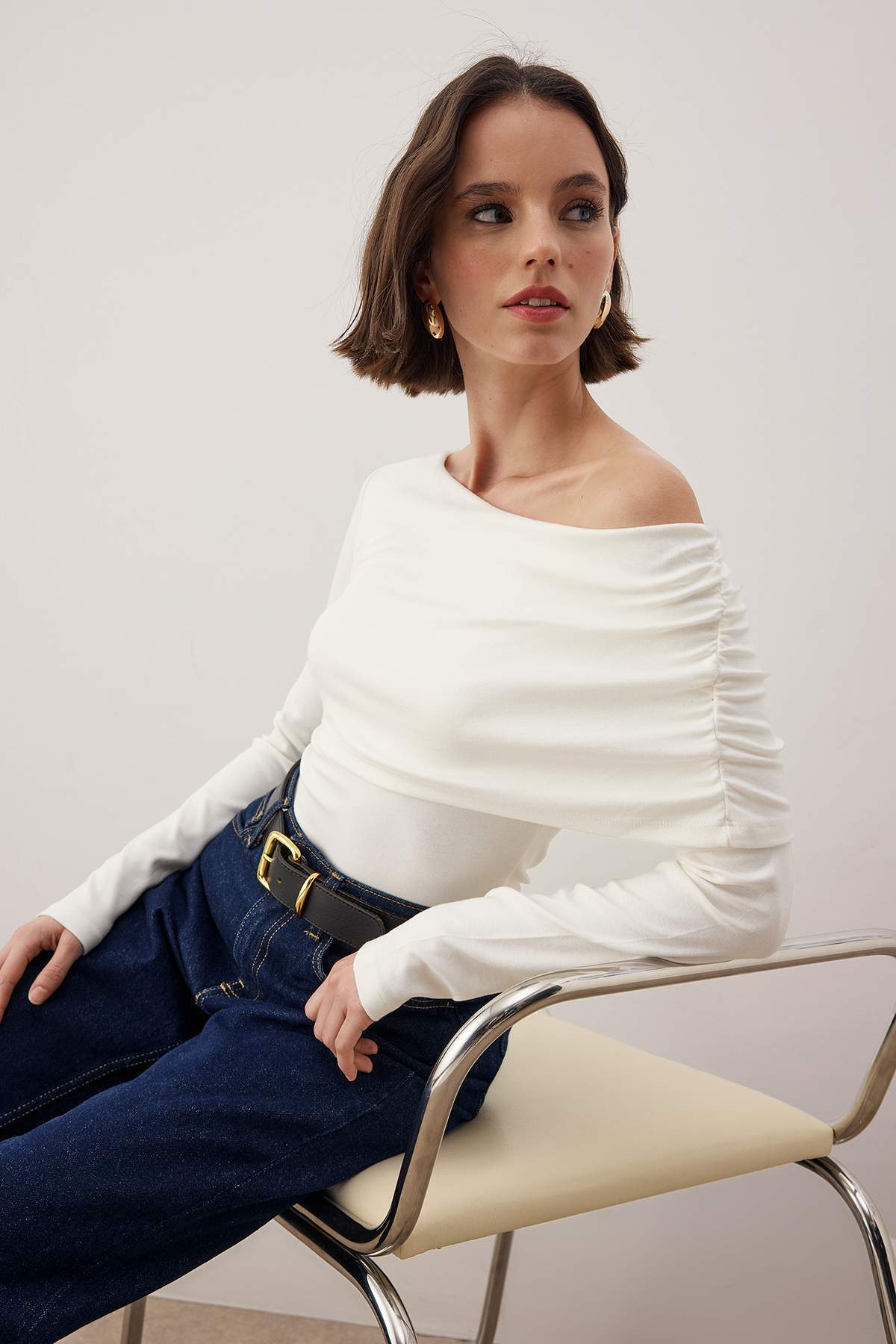  White off-shoulder asymmetric long sleeve ribbed top on model – AtikaStyle”
