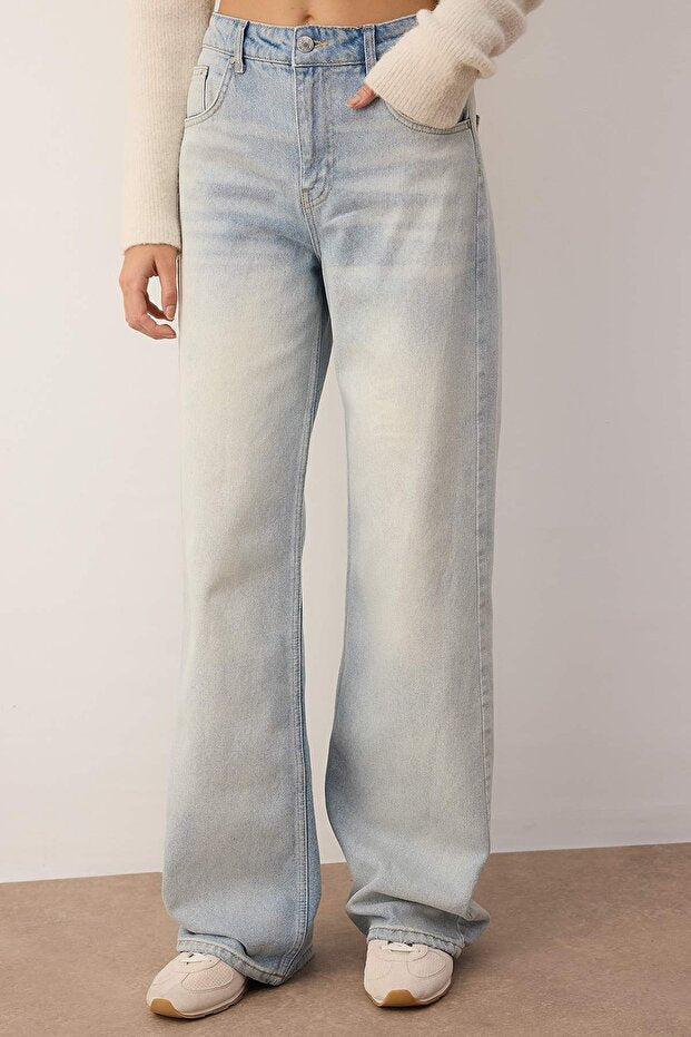 AtikaStyle light wash straight-leg denim jeans – timeless, versatile, and easy to style with everything from sweaters to blouses. Made in Turkey.
