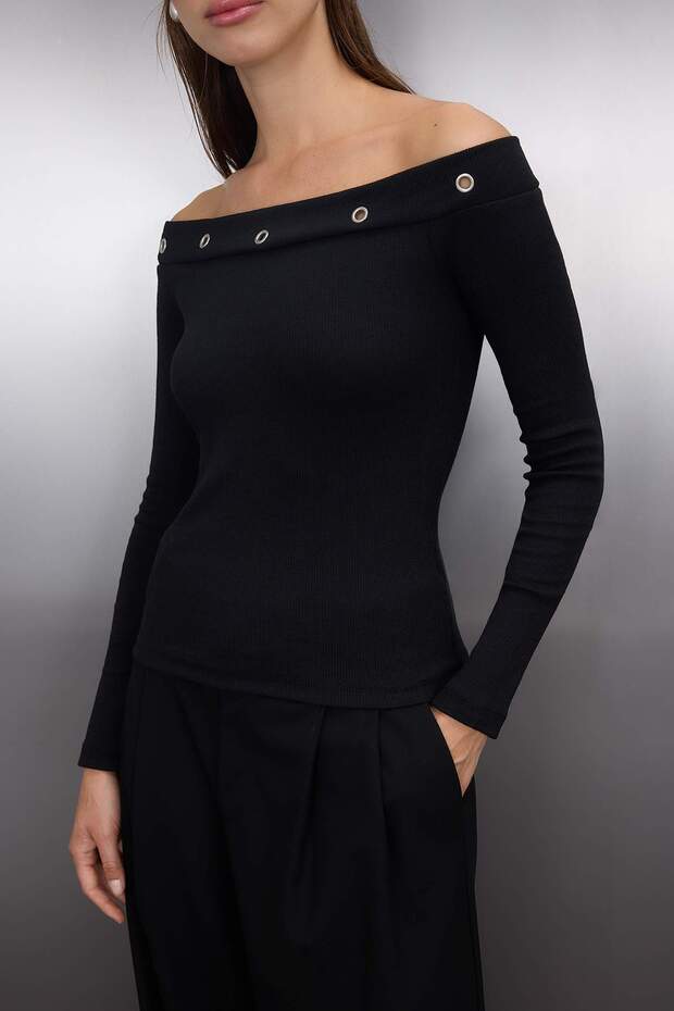 Black off-shoulder grommet detail women’s top – AtikaStyle
	•	Women’s chic black fitted evening top
	•	Long sleeve off-shoulder grommet blouse
