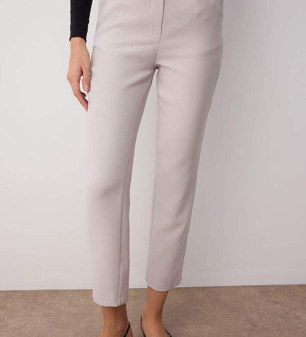 Shop the Atikastyle Women’s Slim-Fit Beige Tailored Trousers – high waist ankle pants for office, smart-casual, and everyday chic outfits.
