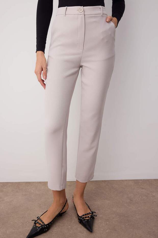 Shop the Atikastyle Women’s Slim-Fit Beige Tailored Trousers – high waist ankle pants for office, smart-casual, and everyday chic outfits.
