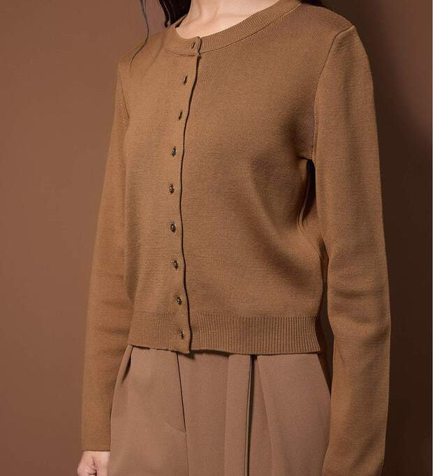  Brown button cardigan long sleeve close-up