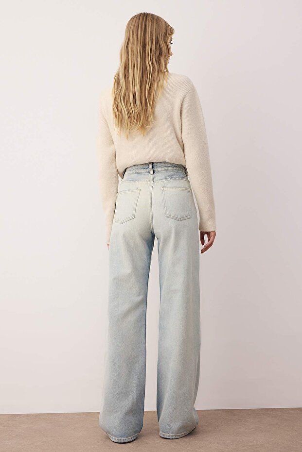 Light Wash Straight-Leg Denim Jeans – AtikaStyle