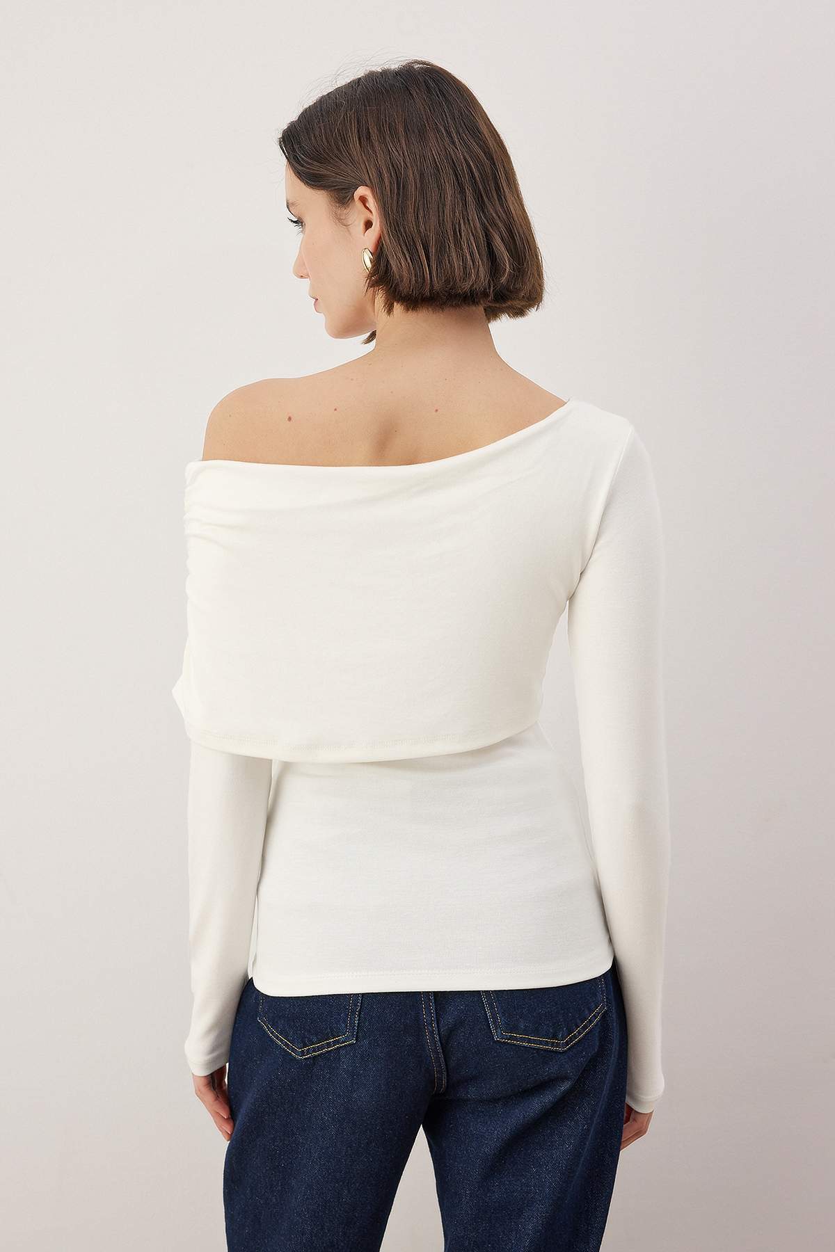  White off-shoulder asymmetric long sleeve ribbed top on model – AtikaStyle
