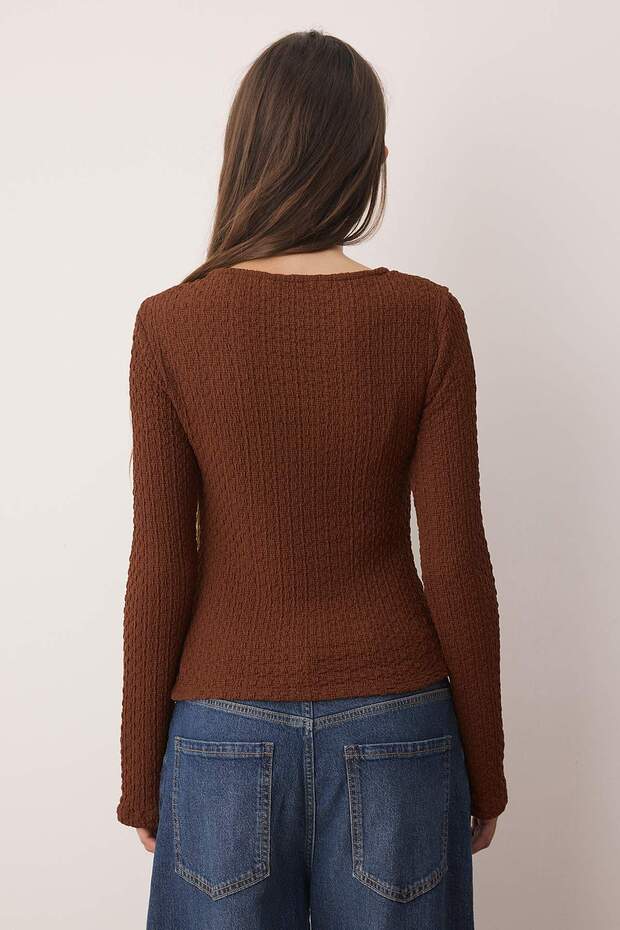 White Textured Long Sleeve Top with Gold Accent – AtikaStyle