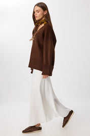 Discover understated elegance with this long satin skirt from AtikaStyle. Designed with a fluid bias-cut silhouette, it moves beautifully with every step. Pair it with knits, blouses, or sneakers for an effortlessly chic look — from weekday wear to evening events.