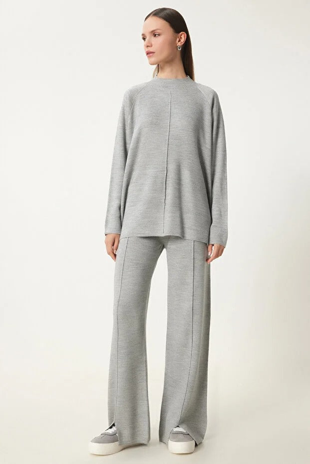 Soft light gray knit lounge set by AtikaStyle. Two-piece outfit featuring ribbed sweater and wide-leg pants — the perfect blend of comfort and minimalist elegance. Made in Turkey.
