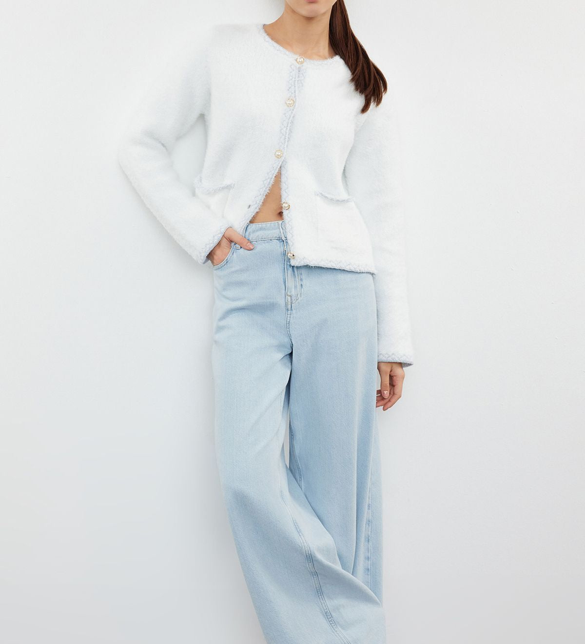 Fluffy white cardigan for women
	•	Pearl button knit sweater
	•	Cropped cardigan with pockets
	•	Soft knit cardigan for fall
	•	Stylish women’s white cardigan
	•	Lightweight cardigan for layering
	•	Cozy winter knitwear for women
	•	Fashionable cropped sweaters