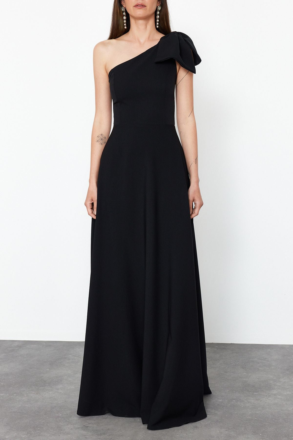 ONYX ONE-SHOULDER GOWN