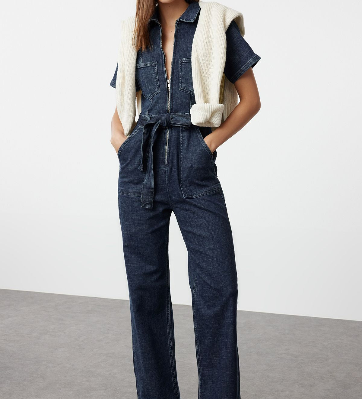 Denim jumpsuit women
	•	Belted jumpsuit outfit
	•	One-piece denim fashion
	•	Stylish women’s jumpsuit
	•	Casual jumpsuit with pockets