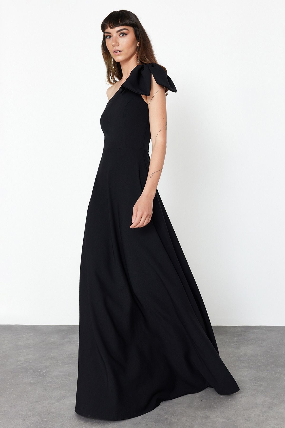 ONYX ONE-SHOULDER GOWN