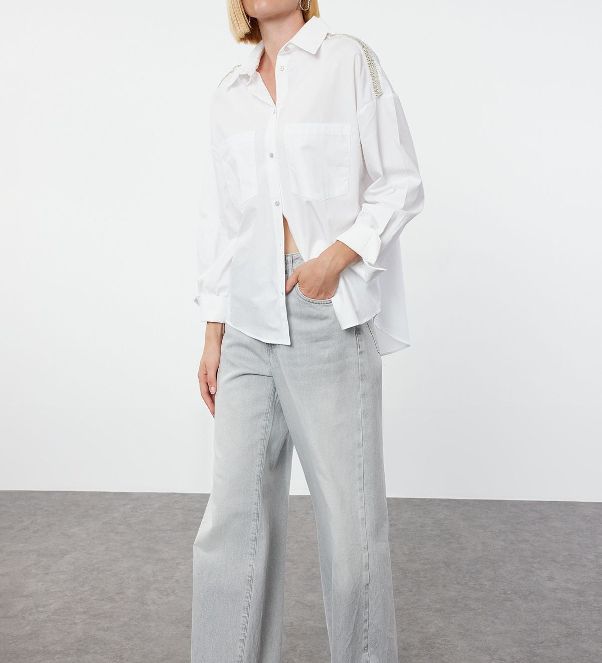 • White button-up shirt
• Women’s white shirt
• Long sleeve shirt
• Embellished shoulder shirt
• Casual chic shirt
• Formal white shirt
• Classic collar shirt
• High-quality women’s shirt