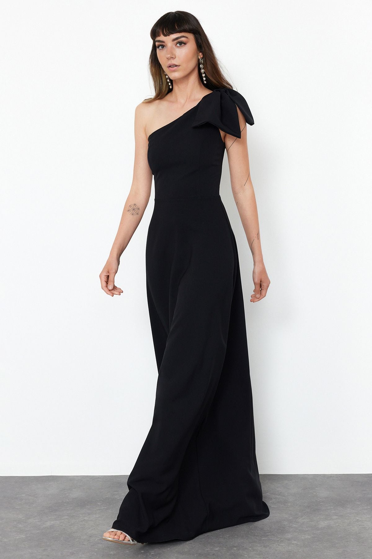 ONYX ONE-SHOULDER GOWN