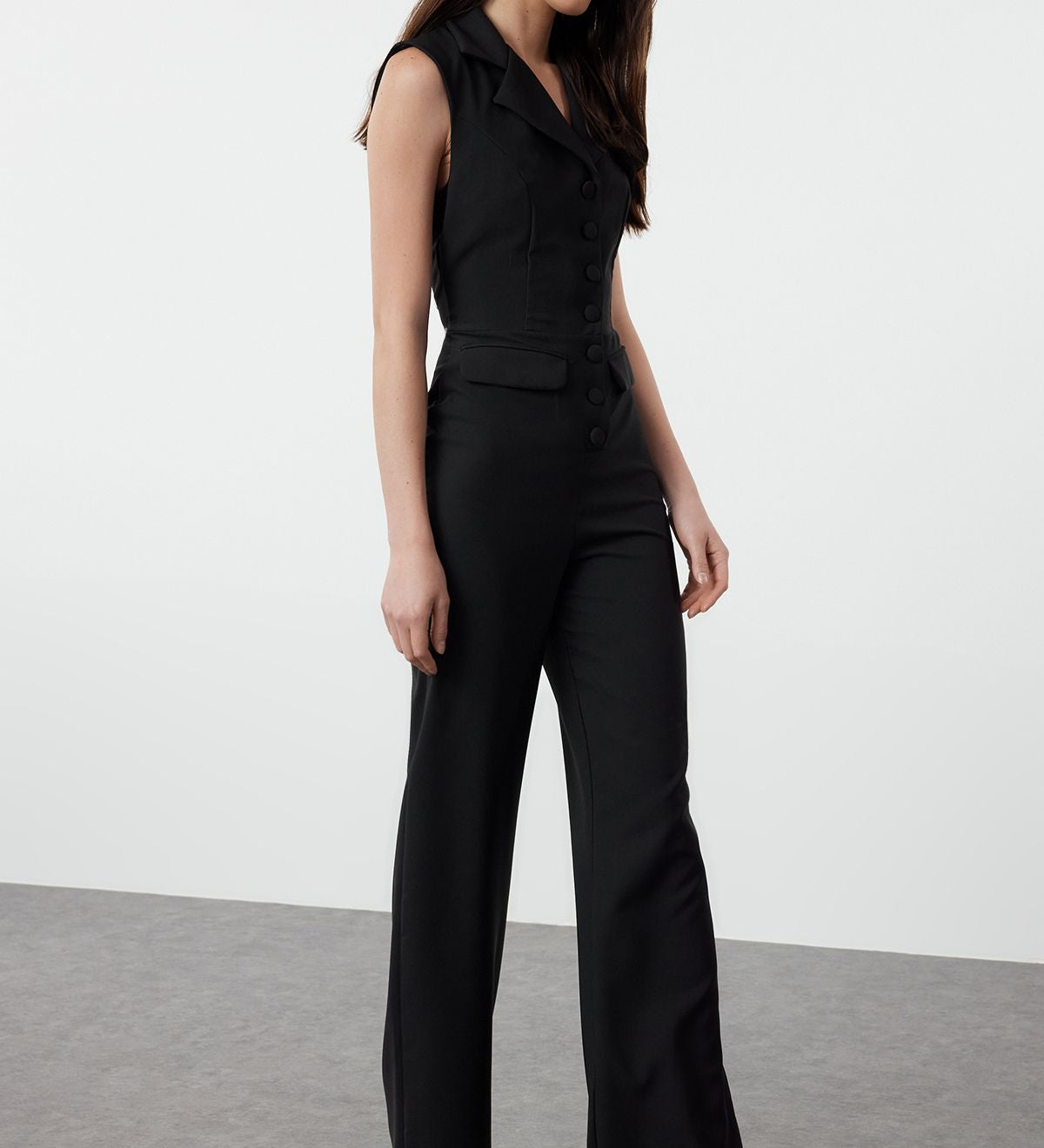 Black sleeveless jumpsuit for women
	•	Tailored one-piece jumpsuit with wide-leg pants
	•	Elegant black jumpsuit for formal events
	•	Workwear black jumpsuit with lapel collar
	•	Women’s button-front black jumpsuit
	•	Sophisticated wide-leg jumpsuit for evening looks
	•	Chic sleeveless one-piece outfit for parties