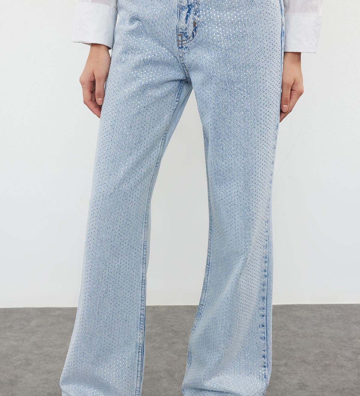 Rhinestone embellished jeans
	•	High-waisted flare jeans
	•	Light wash denim
	•	Sparkling jeans for women
	•	Party wear denim
	•	Glamorous jeans
	•	Women’s embellished jeans
	•	Casual chic jeans
	•	Rhinestone pants
	•	Denim with rhinestones