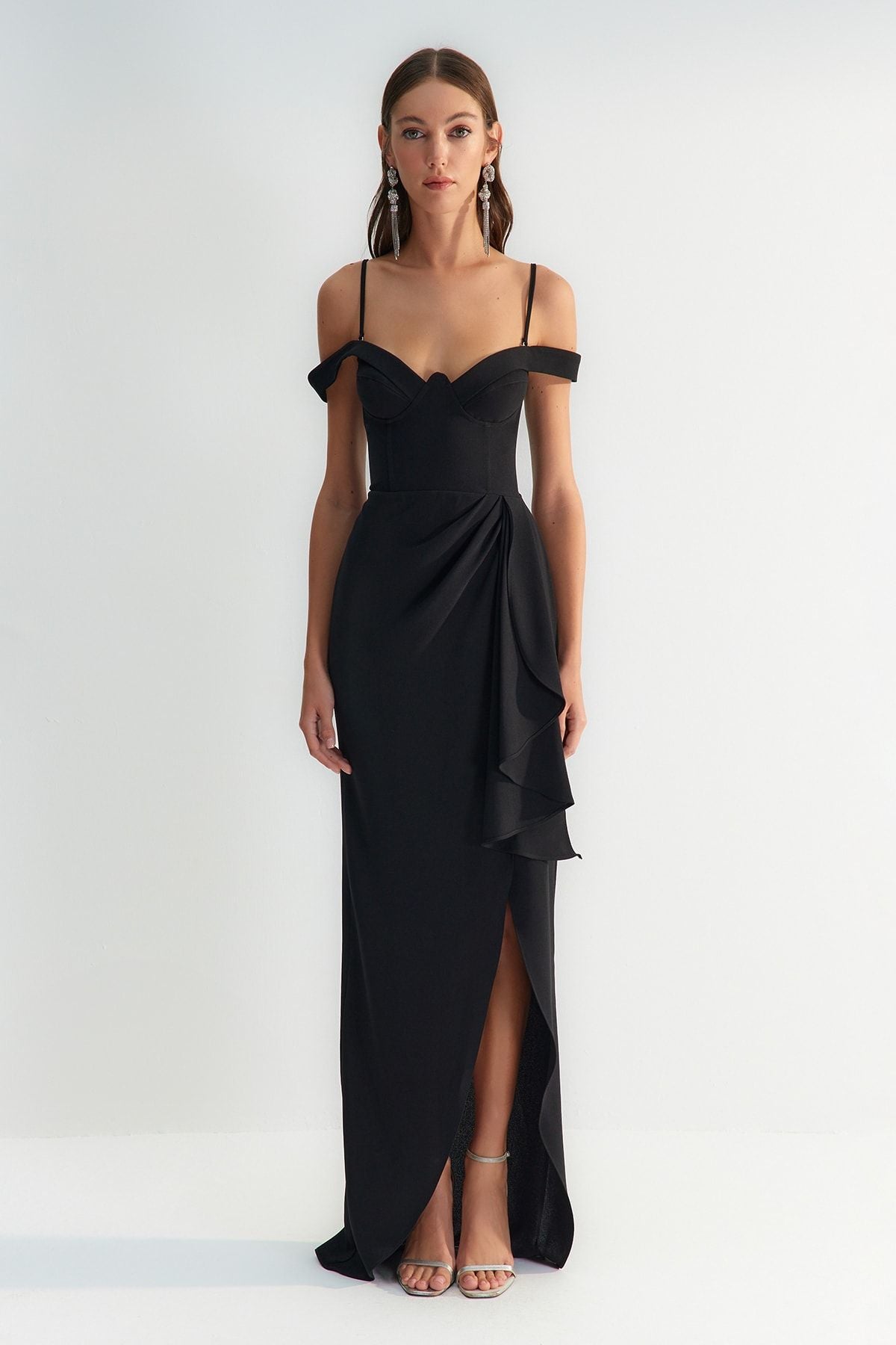 Black evening gown
• Off-the-shoulder dress
• Formal black dress
• Elegant evening wear
• Sweetheart neckline gown
• Draped detail dress
• High slit evening gown
• Women’s formal dress
• Glamorous black gown
• Evening dress for event