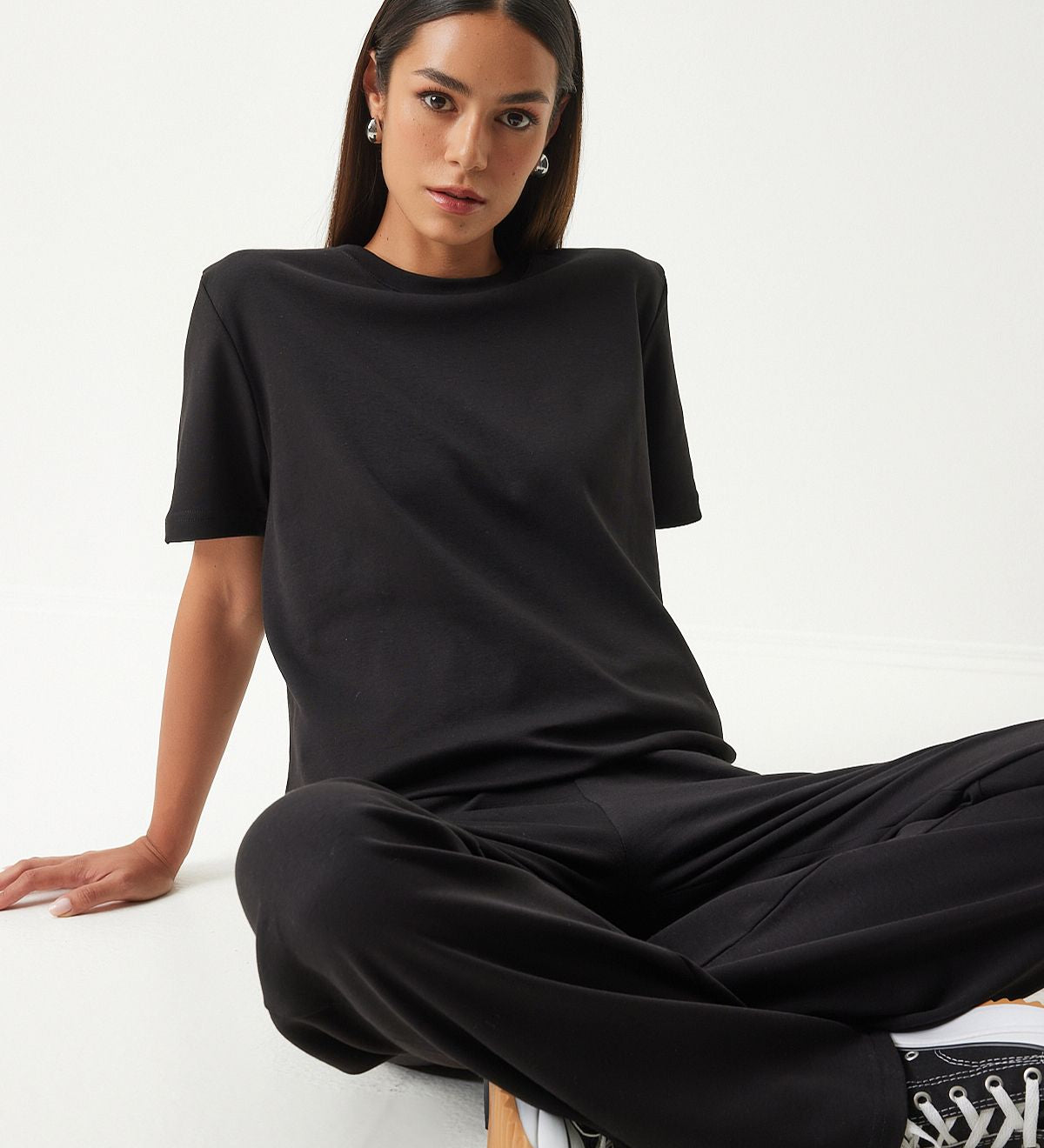 Black loungewear set
• Women’s casual loungewear
• Relaxed-fit T-shirt and pants
• Comfortable lounge set
• Minimalist black outfit
• Soft cotton blend loungewear
• Versatile casual wear
• Stylish home wear
• Wide-leg pants set