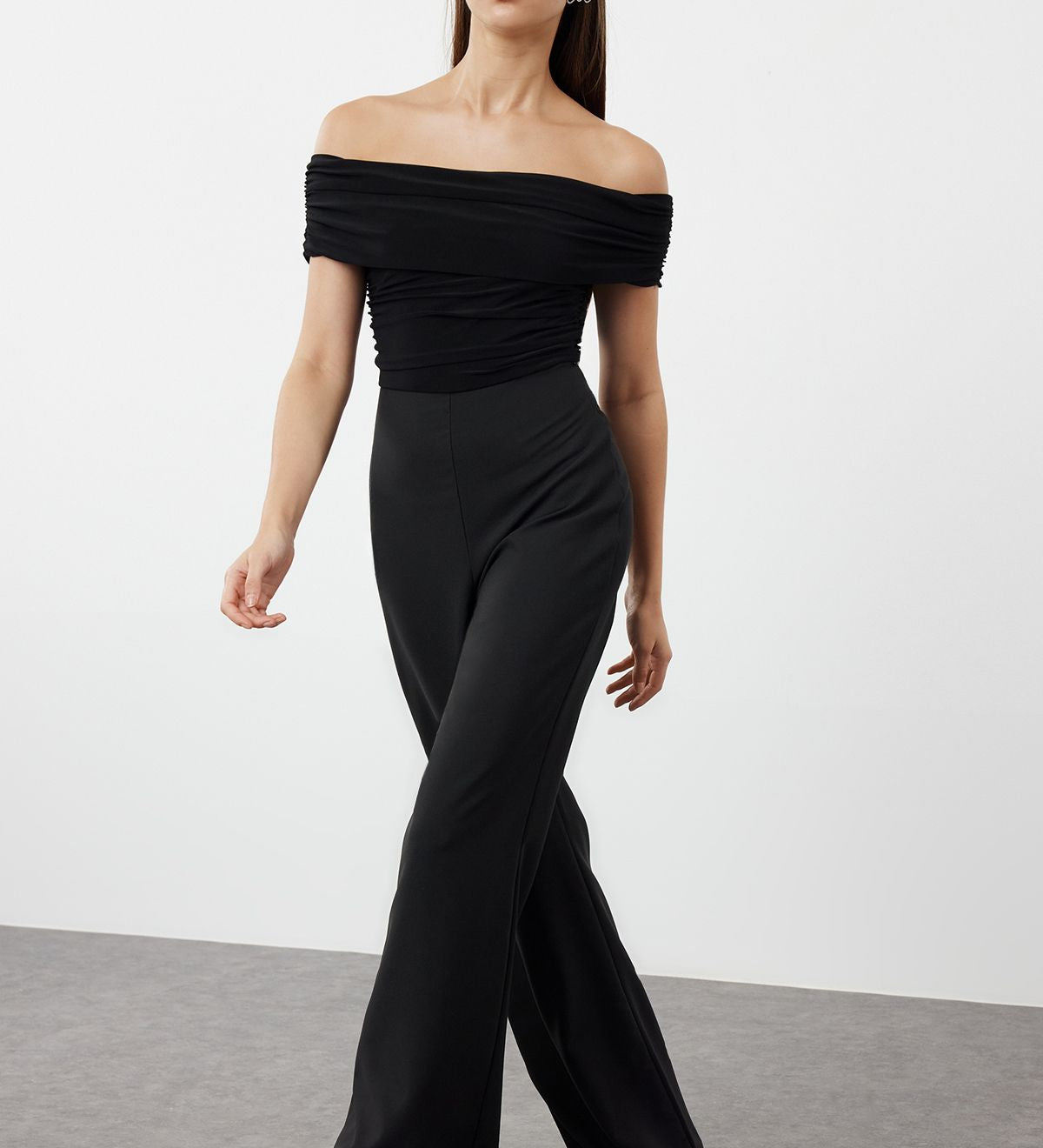Off-Shoulder Black Wide-Leg Jumpsuit – Elegant Women’s Evening Wear

Elevate your style with this off-shoulder black wide-leg jumpsuit, perfect for evening events and formal occasions. Shop now for timeless elegance and comfort!