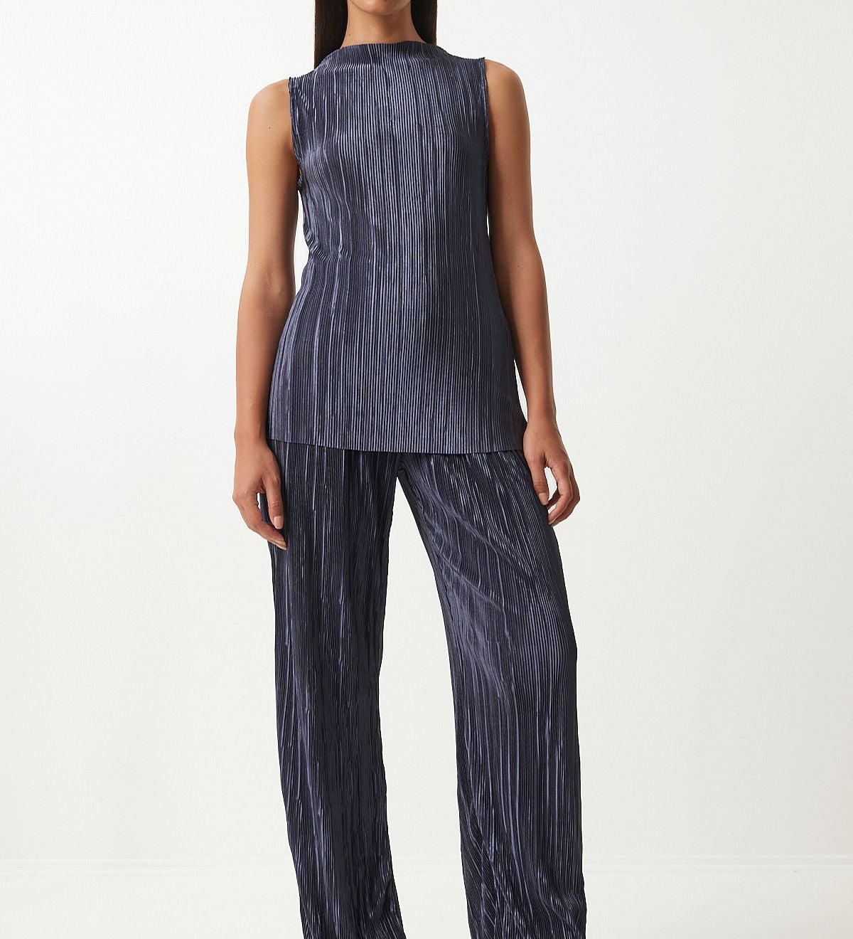 
Navy velvet pantsuit, sleeveless velvet pantsuit, elegant navy pantsuit, women’s velvet pantsuit, high neckline pantsuit, wide-leg trousers, luxurious evening wear, chic party outfit, sophisticated women’s pantsuit, stylish velvet ensemble.
