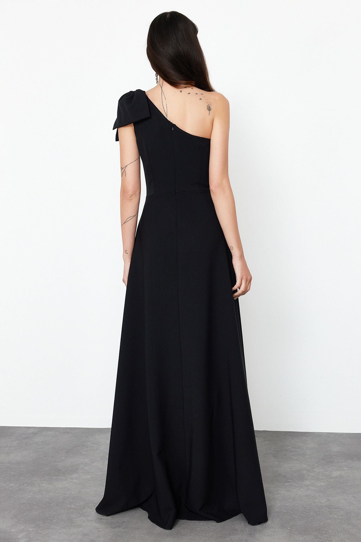 ONYX ONE-SHOULDER GOWN